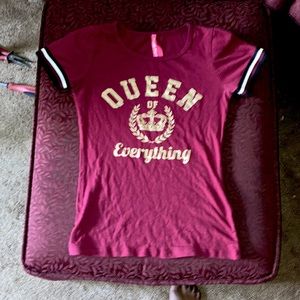 It cute maroon shirt with print that say queen of everything